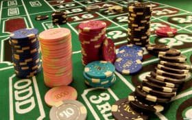 Người chơi theo dõi bảng Bingo trên điện thoại tại siu88 với số vừa được rút hiện rõ trên màn hình